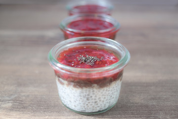 Gesunder Chiasamen Dessert auf Holz