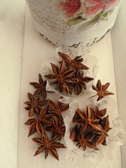 Sternanis in Papierschalen auf Holzbrett