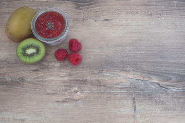 Gesunder Chiasamen Dessert auf Holz