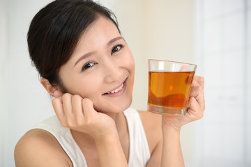 紅茶を飲み寛ぐ女性