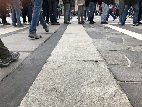 persone in fila che aspettano
