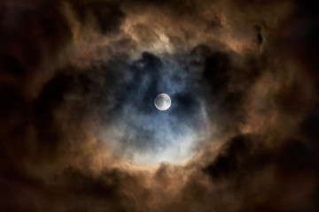 Obraz na płótnie Canvas Vollmond mit spektakulär angeleuchteten Wolken ringsum