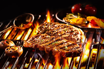 Rump steak grillé aux champignons sur les flammes