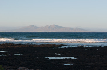 Isole Canarie: l'isola di Lanzarote vista da Corralejo, a nord di Fuerteventura, il 31 agosto 2016 