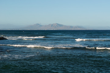 Isole Canarie: l'isola di Lanzarote vista da Corralejo, a nord di Fuerteventura, il 31 agosto 2016 
