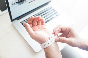 Using smart watch in office for work