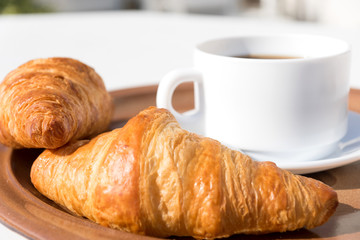 Frische Croissants und eine Tasse Kaffee