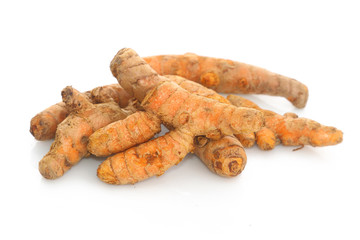 Curcuma frais sur fond blanc