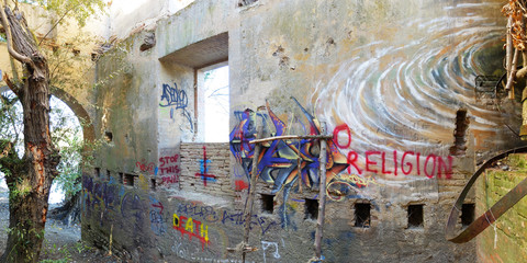 Graffitis dans bâtiment en ruine