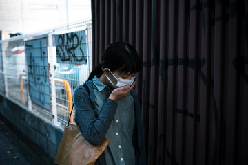 咳をするマスクの女性