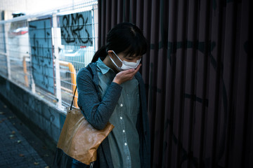 咳をするマスクの女性