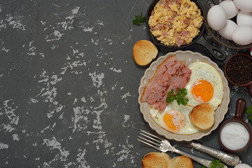 Scrambled eggs with bacon