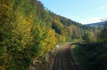 Bahnschienen am Herbstwald - Bahnreise - Herbstferien - Herbsturlaub