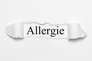 Allergie auf weißen gerissenen Papier
