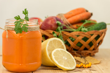 Морковный  смузи с овощами на деревянном фоне. Здоровое питание.
