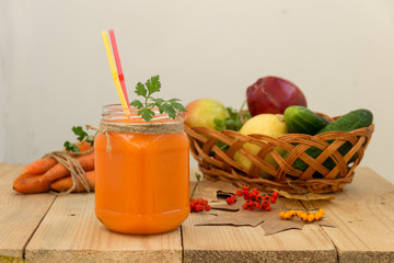 Морковный  смузи с овощами на деревянном фоне. Здоровое питание.