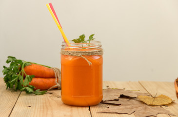 Морковный  смузи с овощами на деревянном фоне. Здоровое питание.