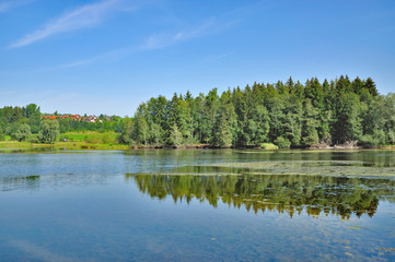 Fototapeta premium der beliebte Badesee Grüntensee bei Hindelang im Oberallgäu,Bayern,Deutschland