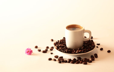 tazza di caffè su chicchi di caffè
