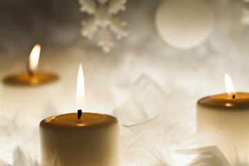 décoration blanche et bougies pour Noël