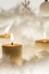 Fototapeta na wymiar décoration blanche et bougies pour Noël