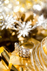 cadeaux de Noël et bague brillante