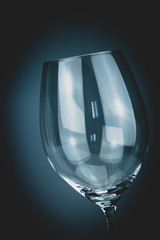 Klares Wein Glas mit dunkel blauen Hintergrund