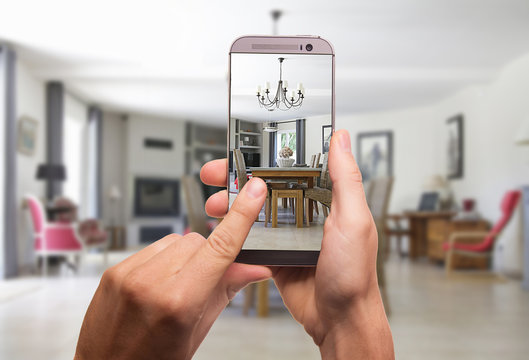 Wohnzimmer wird mit dem Smartphone fotographiert