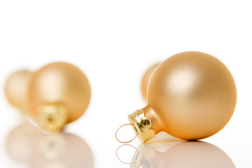 Goldene Weihnachtskugeln