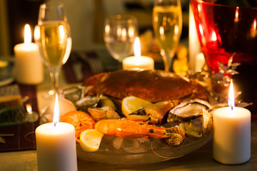 diner chic avec un plateau de fruits de mer et du champagne