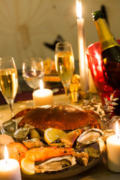 diner chic avec un plateau de fruits de mer et du champagne