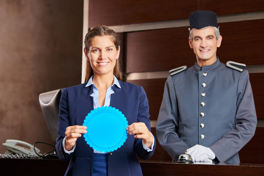 Personal im Hotel mit blauer Plakette