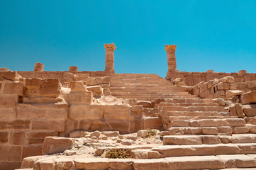 Fototapeta premium panoramic view to the ruins of the roman great temple in ancient petra, jordan