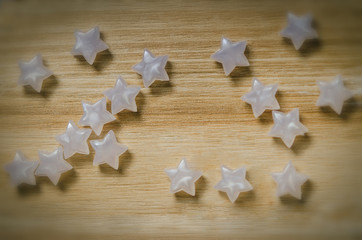 Viele kleine Sterne vor Holz
