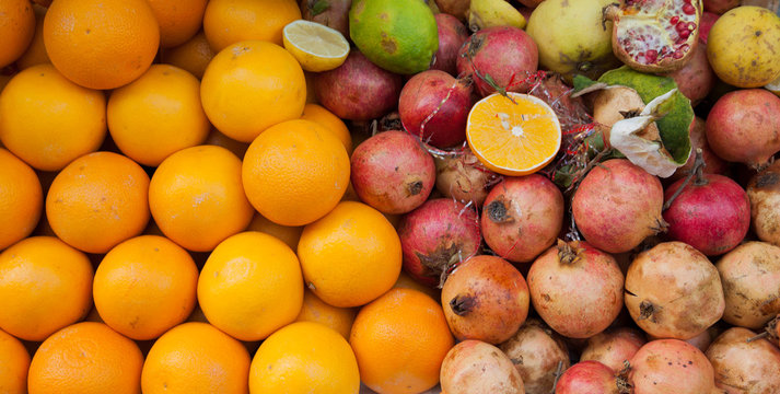Mercato, baco frutta, arance e melograni