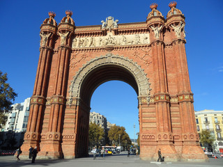 Obraz premium Beautiful Triumphal Arch of Barcelona or Arco de Triunfo against vivid blue sky, Spain 