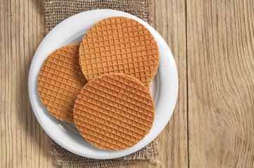 Round waffles with caramel