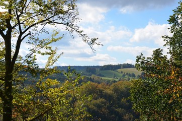 Fototapeta premium Herbstlandschaft - Ausblick über herbstliche Hügellandschaft 