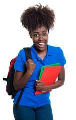 Lachende afrikanische Studentin