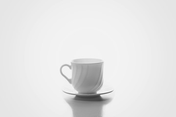 Taza blanca de café reflejada