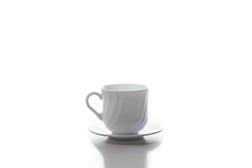 Taza de café con  plato  blanca