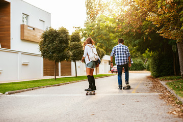 Fototapeta premium Longboard couple enjoying sunny day