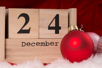 Weihnachten / Christbaumschmuck und Holzwürfel mit dem Datum 24. Dezember