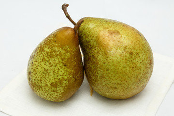 Две груши на белом фоне