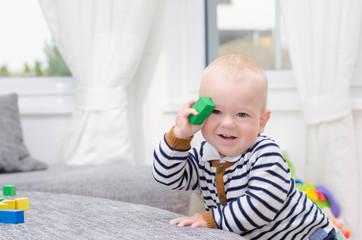 Kleinkind beim Spielen