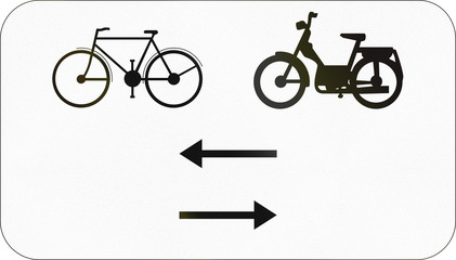 Additional road sign used in Belgium - Bikes and mopeds in both directions