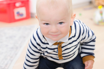 Fototapeta premium Kleiner Junge lächelt frech