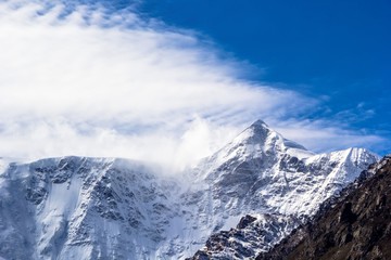 Fototapeta na wymiar снежные вершины, горный пейзаж