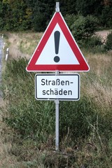 Stra&szlig;enschild warnt vor Sch&auml;den