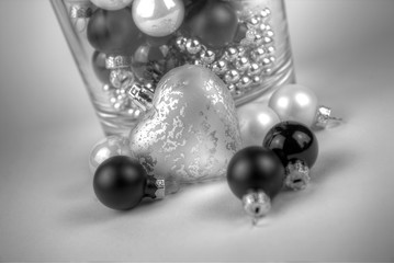 weihnachtliche Christbaumkugeln mit Perlenkette als Dekoration in schwarz weiß